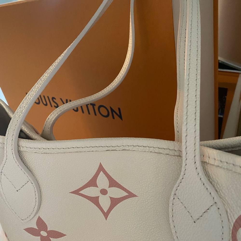 *Limited Edition* Louis Vuitton Neverfull MM
M21579 - Picture 10 of 17